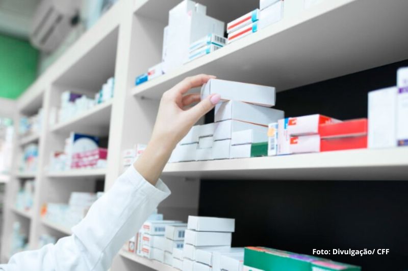 Conselho permite que farmacêuticos prescrevam medicamentos tarjados e médicos criticam decisão