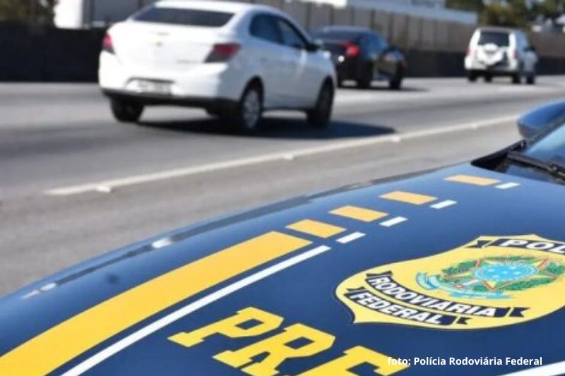 Homem joga carro no mar e nada por aproximadamente duas horas para fugir da polícia em SC