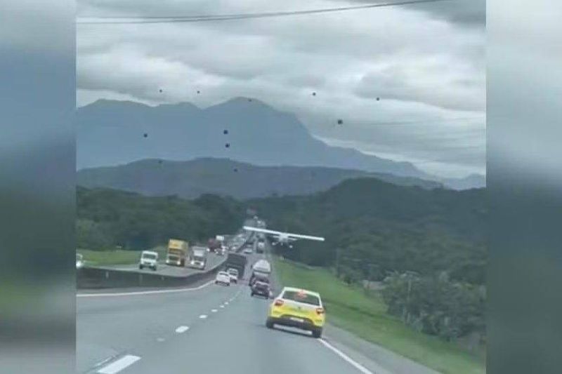 A Força Aérea Brasileira investiga pouso forçado do avião monomotor na BR-101