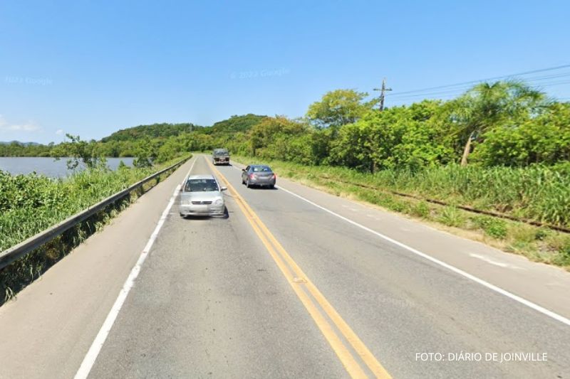 Aumento de cargas nos portos pressiona BR-280, rota também usada por caminhões que cruzam Itapoá