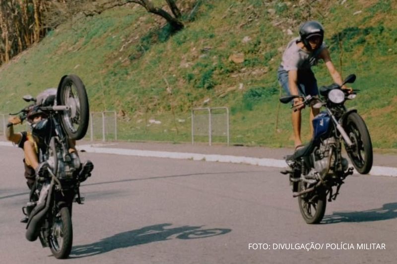 Motociclista empina moto, foge da PM e acaba abordado em rua sem saída em Itapoá
