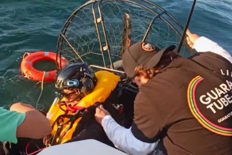 Homem é resgatado após queda de paramotor no mar entre Itapoá e Matinhos