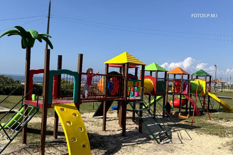 Itapoá ganha 19 novos playgrounds em escolas e espaços públicos
