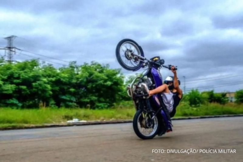 Motociclista é detido após fuga e direção perigosa pelas ruas de Itapoá