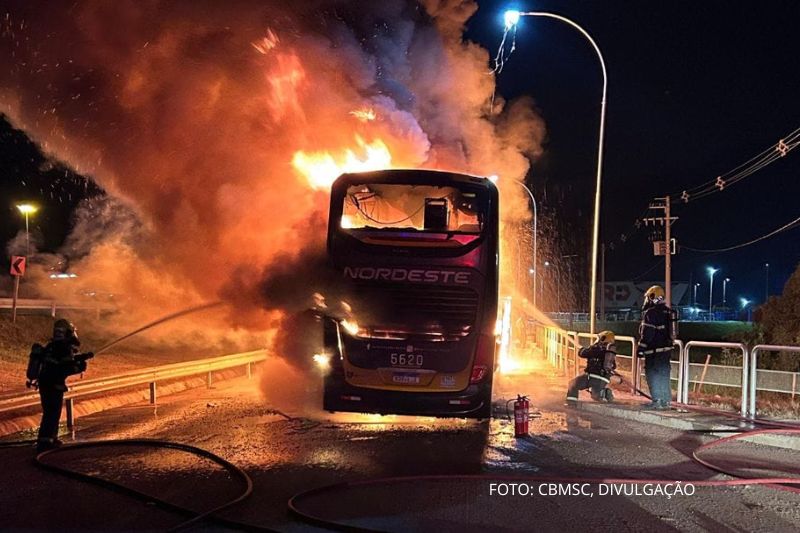 Ônibus com 45 passageiros pega fogo na BR-101 em Garuva; ninguém se feriu