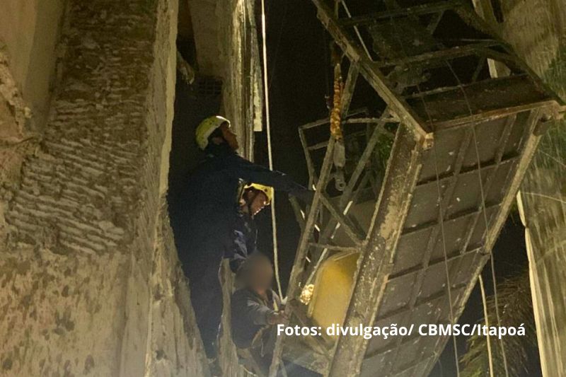 Bombeiros resgatam trabalhador preso em andaime suspenso em Itapoá