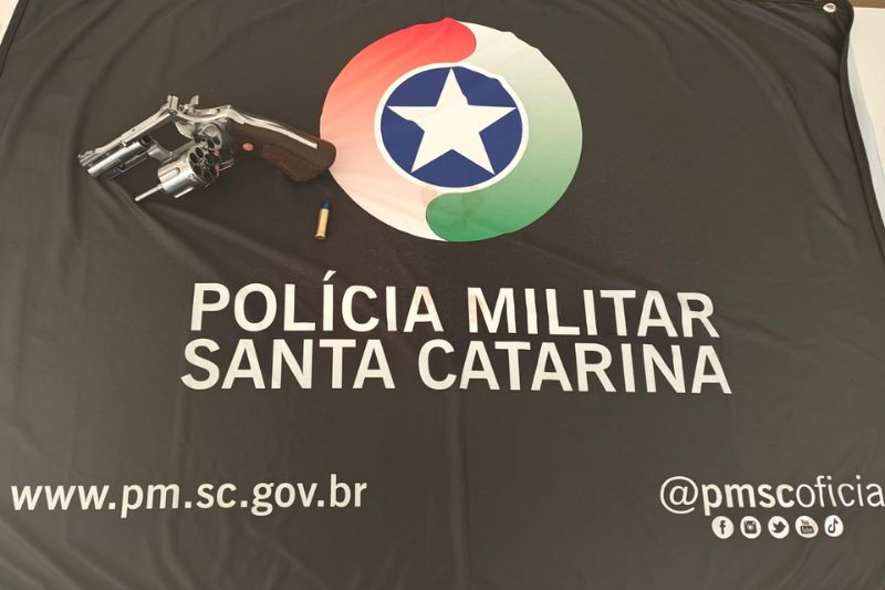Homem é preso pela Polícia Militar de Itapoá após tentativa de homicídio em depósito de materiais de construção