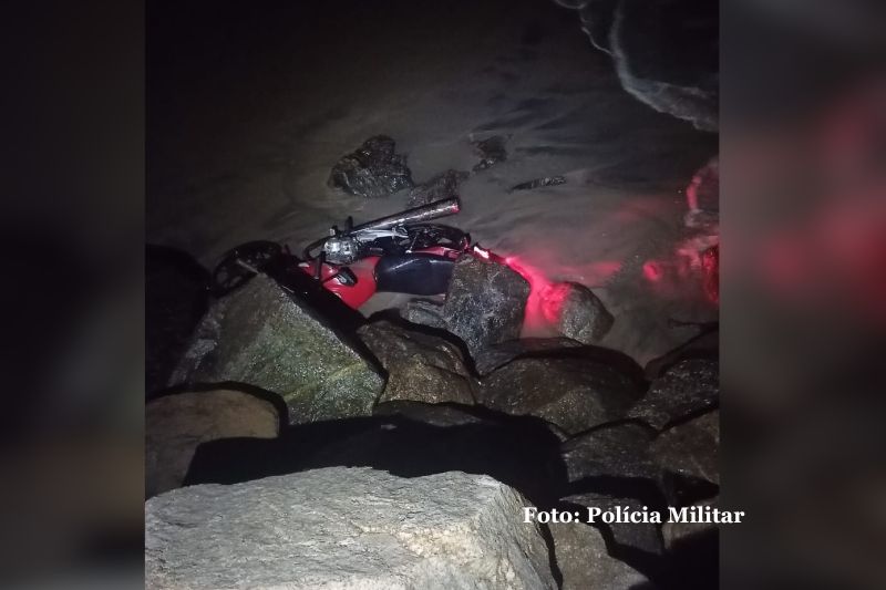 Motociclista foge da PM e entra no mar durante perseguição em Itapoá