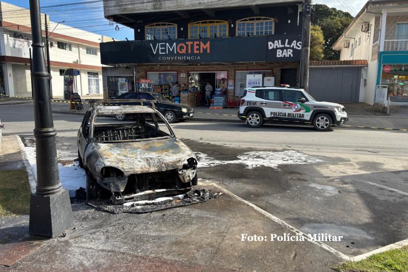 Polícia Militar atende ocorrência de incêndio em veículo em Itapoá