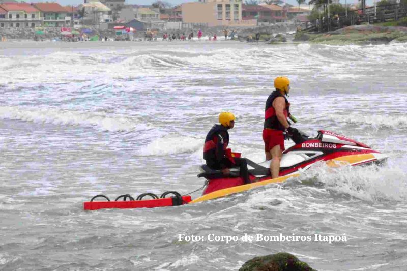 Crianças são arrastadas pelo mar em Itapoá; uma segue desaparecida