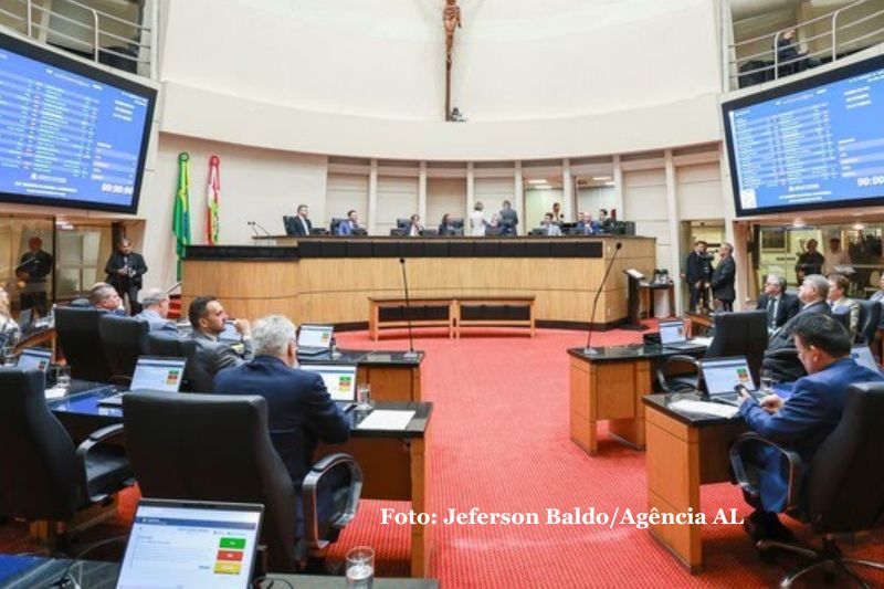 SC aprova lei que proíbe ‘doutrinação política e ideológica’ nas escolas estaduais