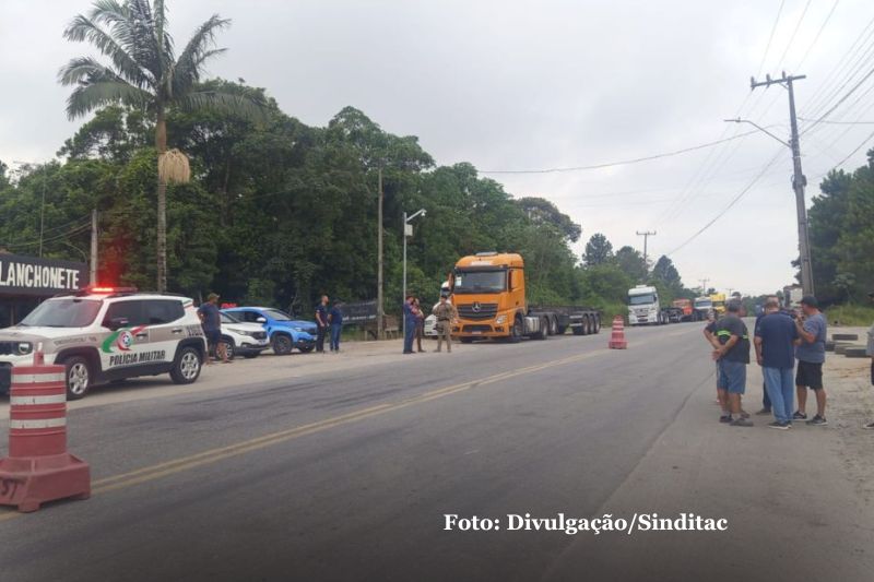 Greve no Porto Itapoá termina com acordo e reajuste no frete interno