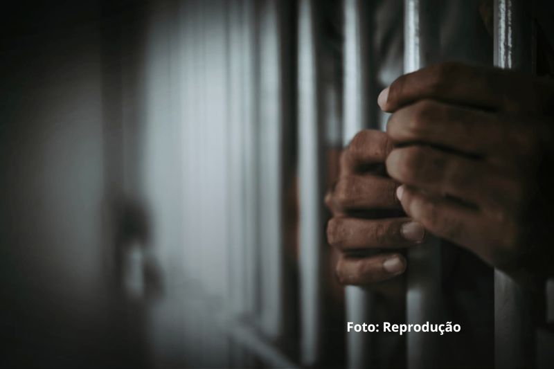 Homem é preso em Itapoá após polícia constatar mandado judicial durante atendimento de ocorrência