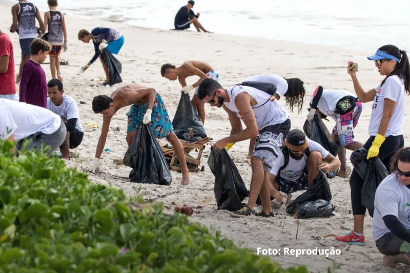 Mutirão de limpeza de praia convida moradores a cuidar de Itapoá na véspera do aniversário da cidade