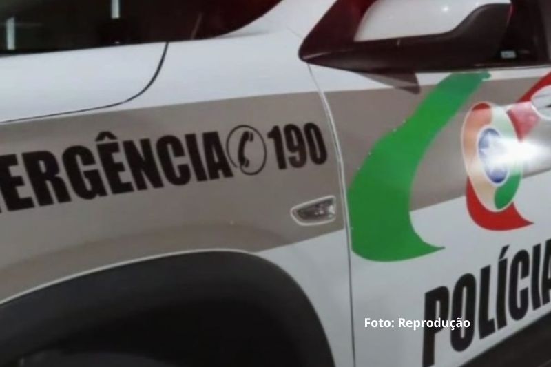 Motociclista sem CNH foge da PM, faz manobras perigosas e bate contra muro em Itapoá