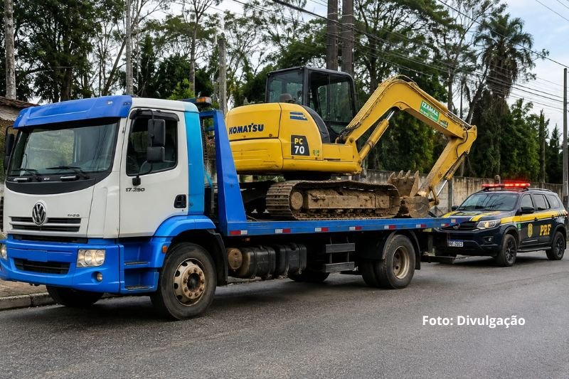 Caminhão e máquina furtados em Itapoá são recuperados dois dias depois em Curitiba
