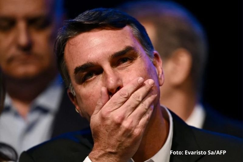 Flávio Bolsonaro tem filiação ao PL restabelecida pelo TSE, mas novos registros ampliam mistério sobre caso