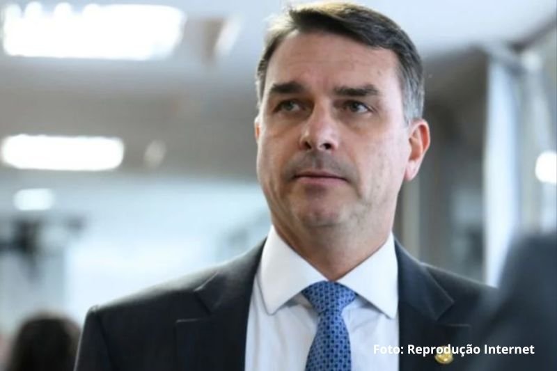 Filiação misteriosa ao Missão trava candidatura de Flávio Bolsonaro; TSE manda senador voltar ao PL