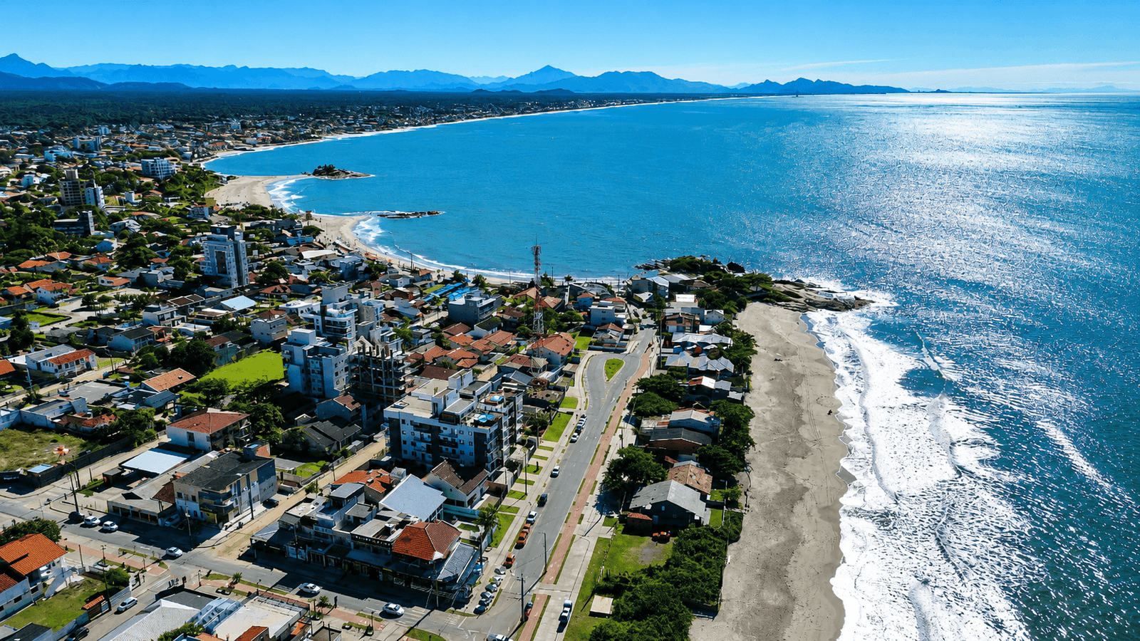 Itapoá cresce, ganha moradores e transforma seu mapa urbano: número de domicílios dispara quase 70%