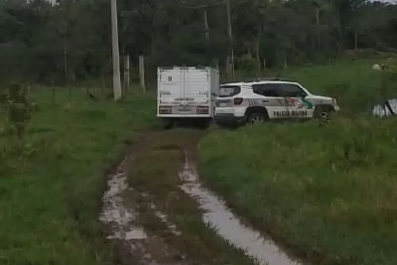 CORPO É ENCONTRADO EM ÁREA NO FINAL DA RUA ANA MARIA, EM ITAPOÁ