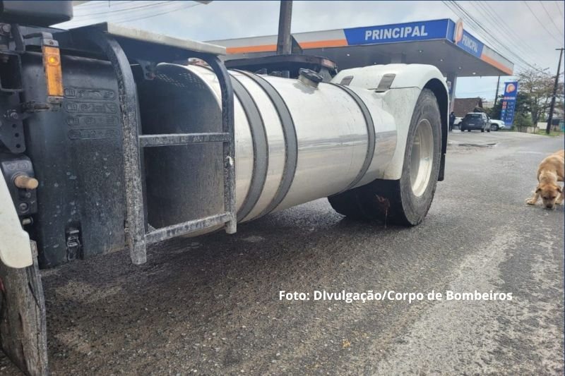 Homem sofre amputação das duas pernas após ser atropelado por caminhão em Itapoá