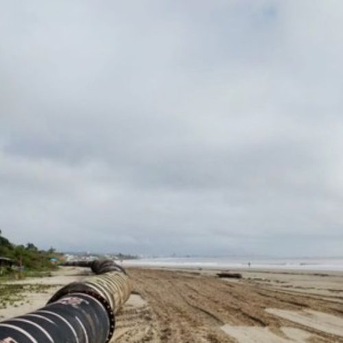 Acesso às praias em Itapoá exige atenção durante obras de alargamento