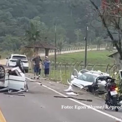 Acidente com três veículos interdita SC-417 em Garuva