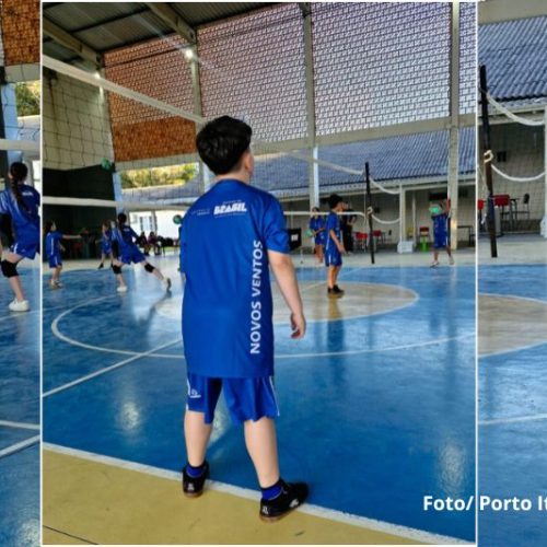Aulas de vôlei gratuitas aproximam jovens do esporte em Itapoá