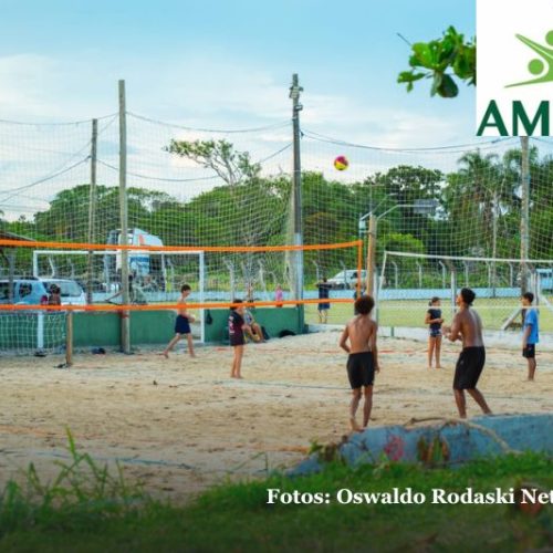 Aulas gratuitas de vôlei de praia ampliam convivência e hábitos saudáveis em Itapoá