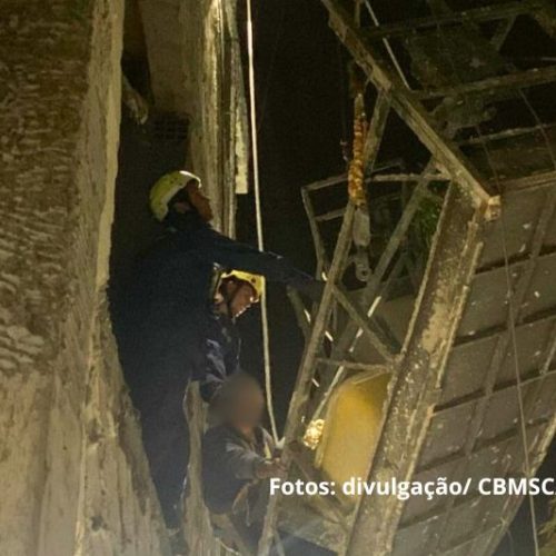 Bombeiros resgatam trabalhador preso em andaime suspenso em Itapoá