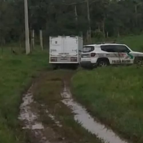 CORPO É ENCONTRADO EM ÁREA NO FINAL DA RUA ANA MARIA, EM ITAPOÁ