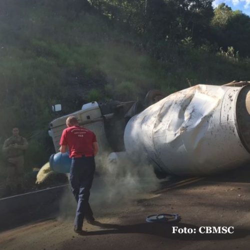 Caminhão betoneira tomba e motorista fica ferido no Norte de SC