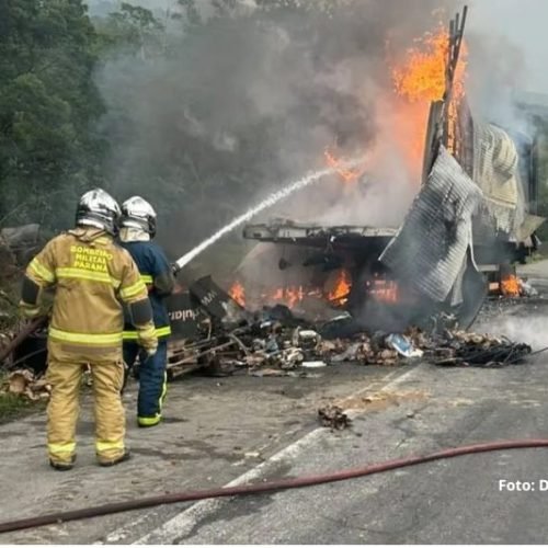 Carreta pega fogo duas vezes e mobiliza bombeiros de SC e PR na BR-376