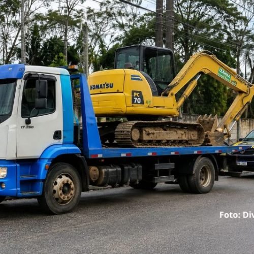 Caminhão e máquina furtados em Itapoá são recuperados dois dias depois em Curitiba
