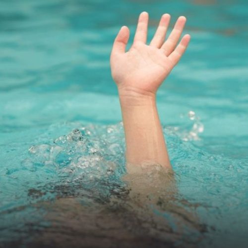 Criança é socorrida após princípio de afogamento em piscina em Itapoá