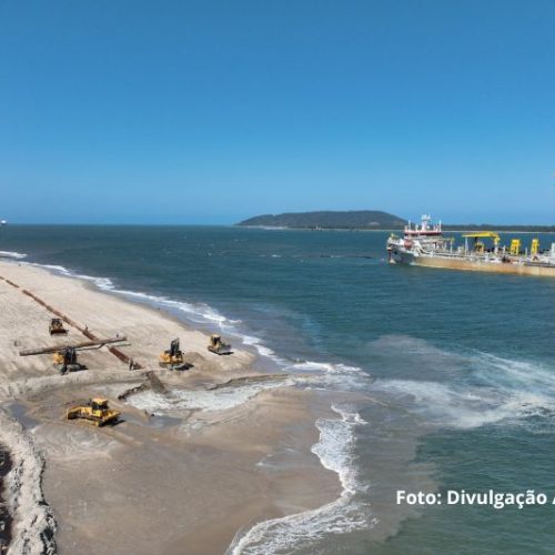 Dragagem na Baía da Babitonga avança e amplia faixa de areia em Itapoá