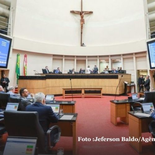 Governador de SC sanciona lei que extingue cotas raciais e de gênero no ensino superior estadual