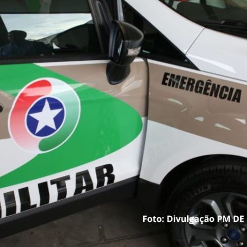 Homem com mandado por latrocínio é preso após tentar fugir em obra em Itapoá