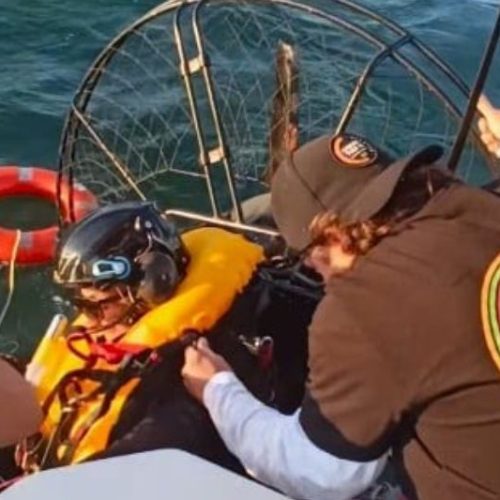 Homem é resgatado após queda de paramotor no mar entre Itapoá e Matinhos