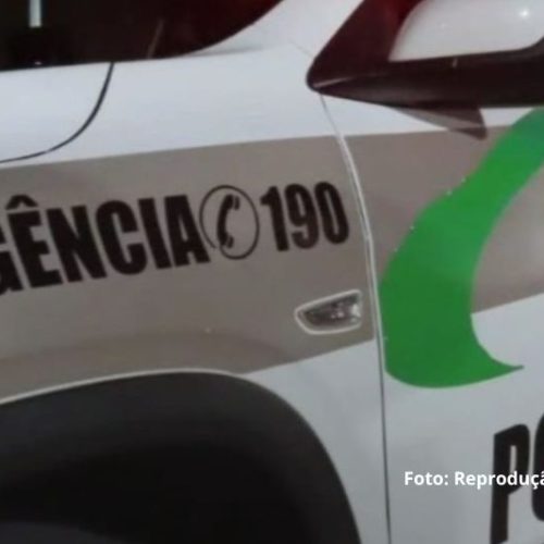 Motociclista sem CNH foge da PM, faz manobras perigosas e bate contra muro em Itapoá