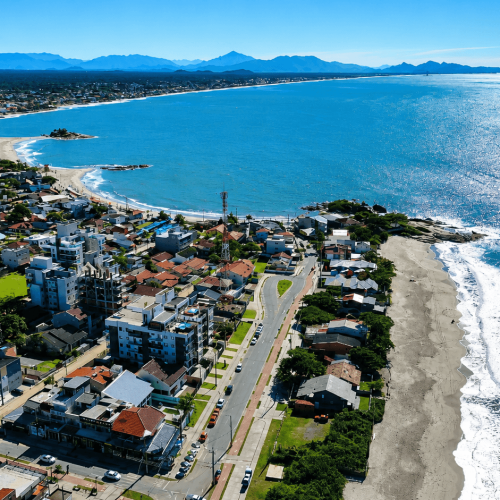 Itapoá cresce, ganha moradores e transforma seu mapa urbano: número de domicílios dispara quase 70%