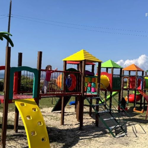 Itapoá ganha 19 novos playgrounds em escolas e espaços públicos