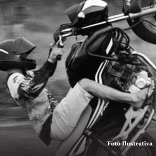 Motociclista é abordado após empinar moto em avenida movimentada de Itapoá