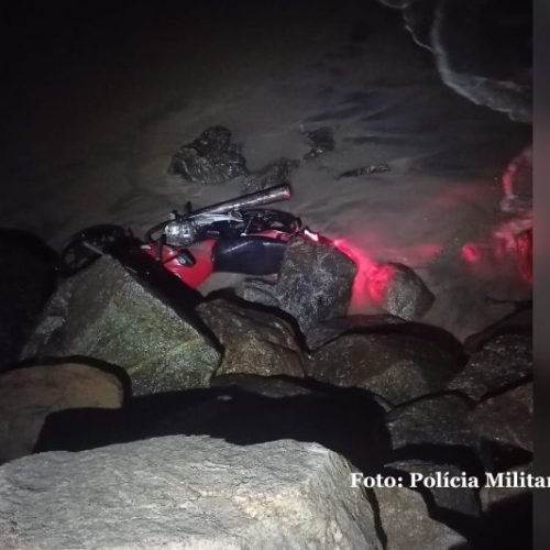 Motociclista foge da PM e entra no mar durante perseguição em Itapoá
