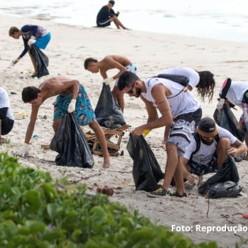 Mutirão de limpeza de praia convida moradores a cuidar de Itapoá na véspera do aniversário da cidade