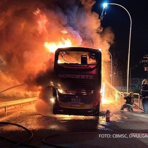 Ônibus com 45 passageiros pega fogo na BR-101 em Garuva; ninguém se feriu