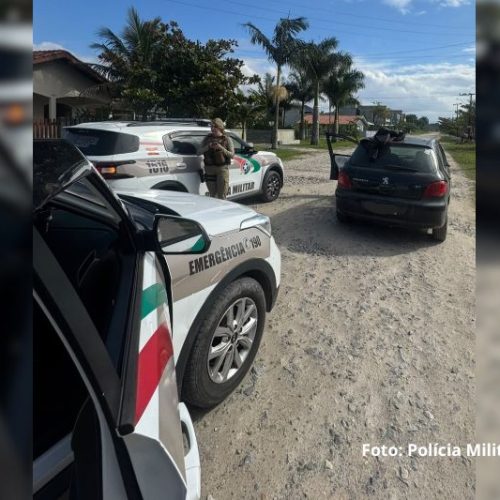PM de Itapoá recupera 2 carros furtados e prende suspeito após perseguição
